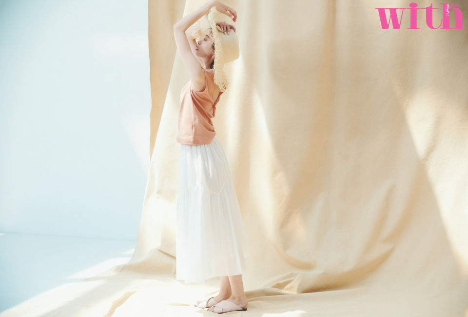 即使是甜美的粉紅色，只要配上白色，也能適度地降低甜度，穿出大人休閒風的造型。