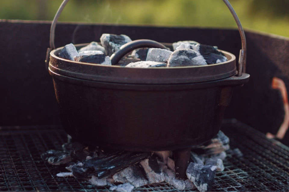 下方可以用瓦斯爐或木炭加熱，上面放木炭，注意不要讓肉烤焦。
