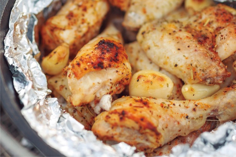 雞肉幾乎全熟時，將下面的木炭移到上方，將肉的表面烤至金黃色即可。