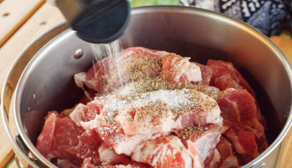 在鍋中放入蔬菜和肉，再加入鹽和胡椒調味。