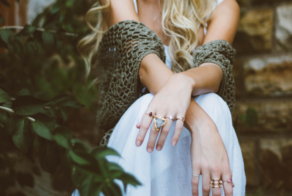 鐵線蓮女人盡量減少配戴戒指、耳環、項鍊等小的配件。