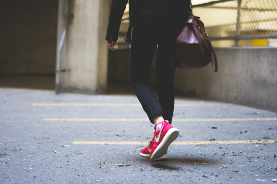 鐵線蓮女人千萬不要穿高跟鞋走在路上，穿平底鞋就好。