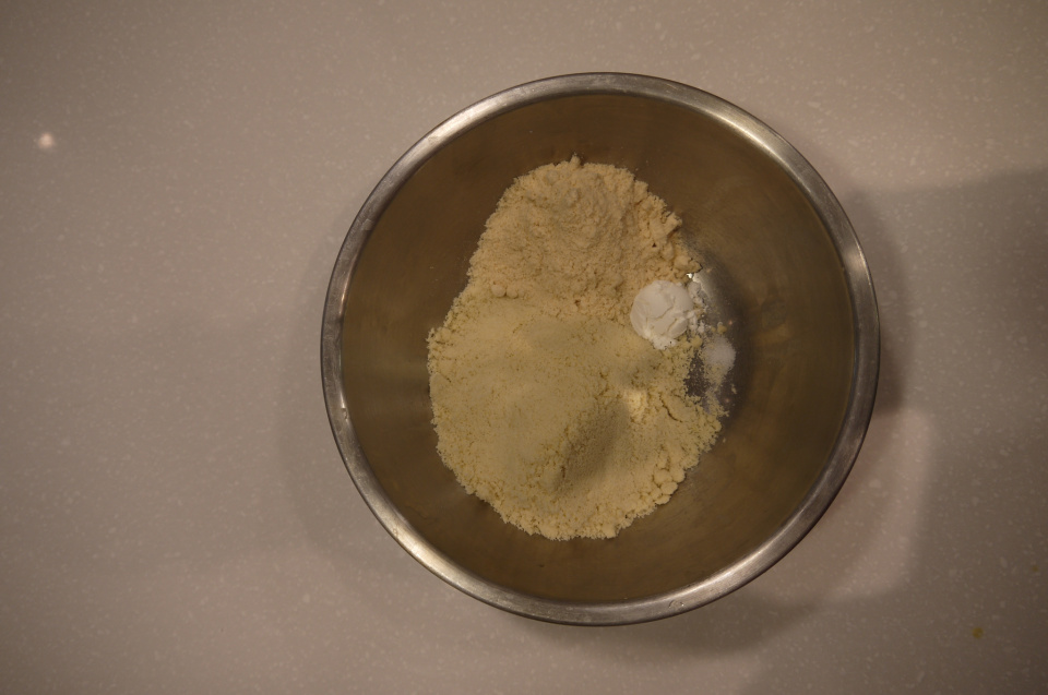 把全部「粉類材料」放入鋼盆，以手持打蛋器混合均勻。
