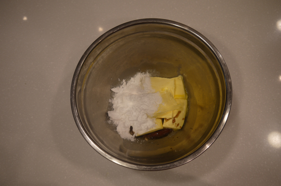 將軟化後的奶油和赤藻糖粉用電動打蛋器打到泛白蓬鬆。