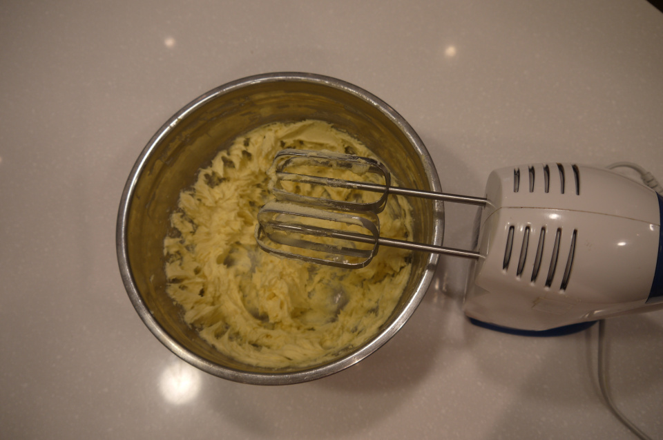 加入鮮奶油和香草精，繼續以電動打蛋器持續打到呈乳霜狀。