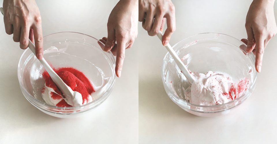 在步驟2的調理盆中加入草莓粉，刮刀由前往後，以垂直方向輕輕拌勻。