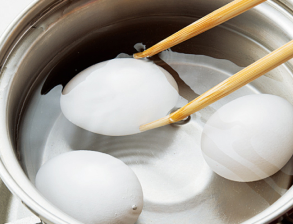 開中火煮水，如果想讓蛋黃位於中央，在沸騰之前必須持續滾動在鍋裡的蛋。