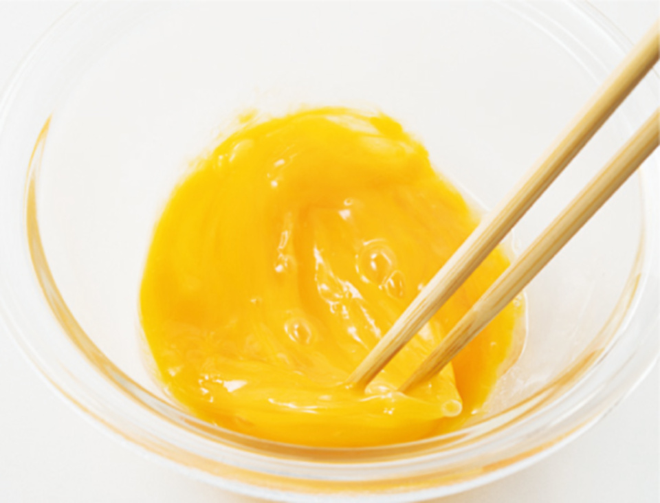 蛋敲殼進盆裡，像用長筷子夾斷蛋白般的感覺前後攪動、拌勻蛋液。
