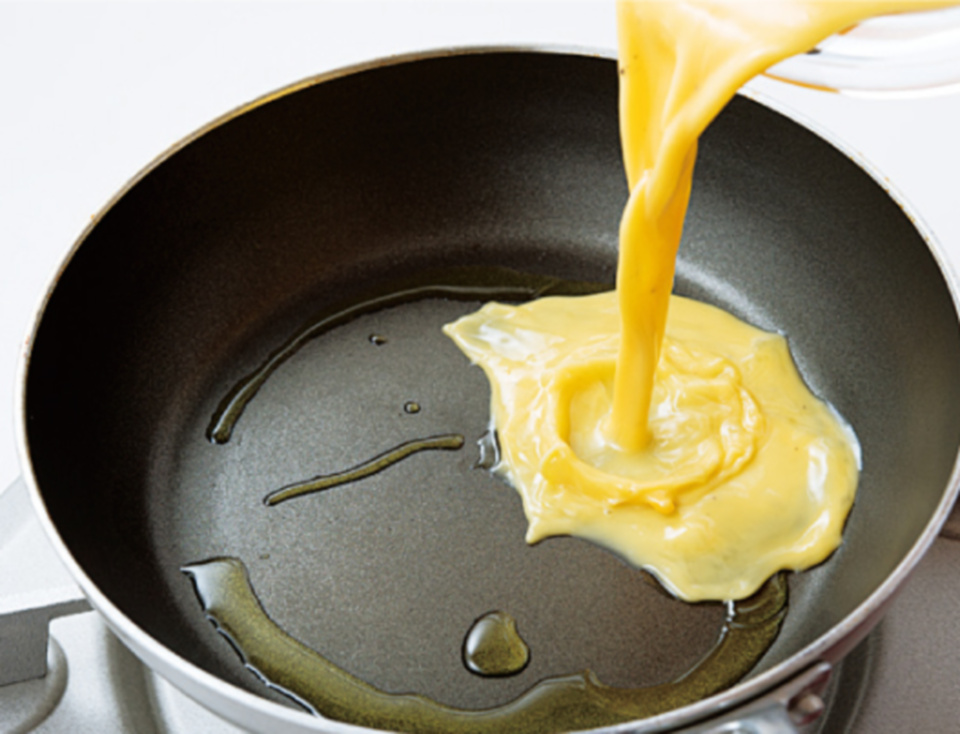 在平底鍋裡放奶油加熱，等幾乎快融化時，加入步驟2。