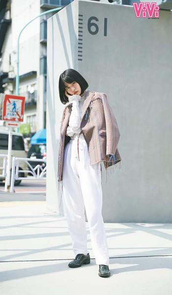 日本街頭穿搭直擊：抽鬚格紋西裝外套