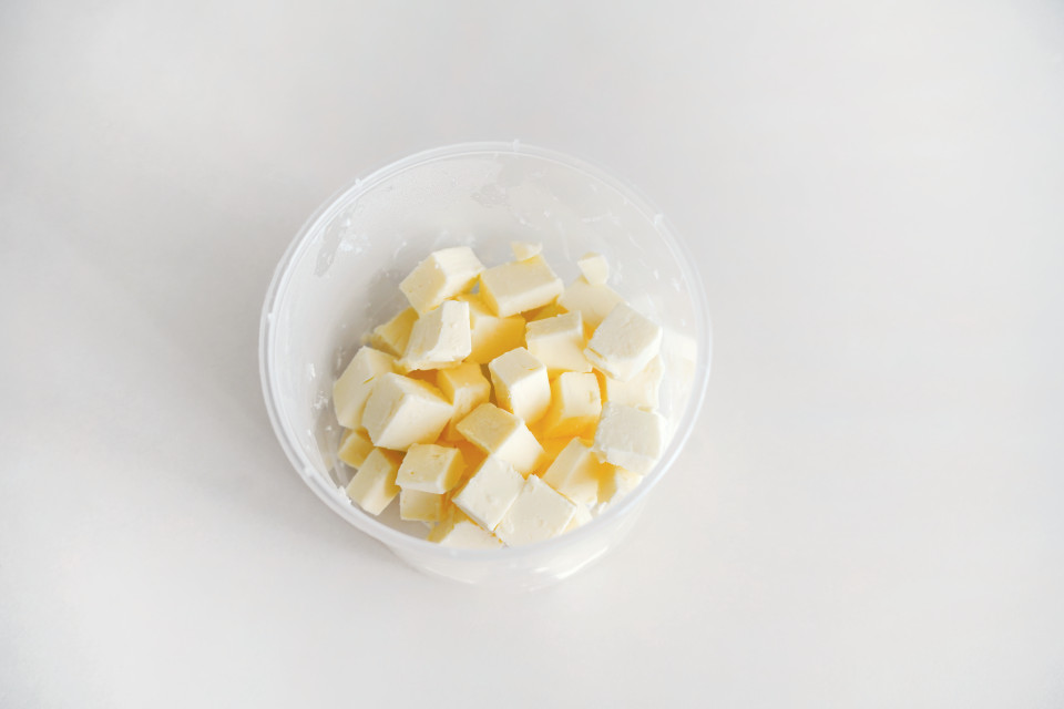 無鹽奶油切成邊長1公分的小立方體。