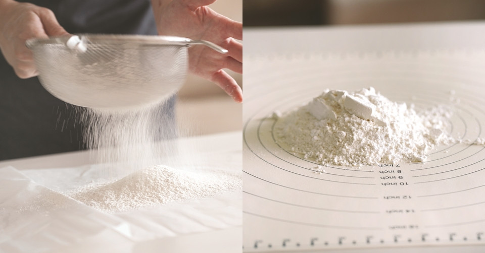 將篩好的低筋麵粉、發粉、黃砂糖、鹽巴倒至工作檯，用刮刀全部拌勻。