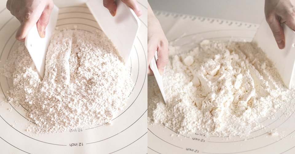 將切成小立方體的無鹽奶油倒至麵粉上，再用刮刀將無鹽奶油切至米粒般大小。