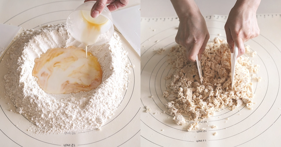 在步驟2的麵粉中間挖出一個洞，倒入冰涼的牛奶和蛋液，用刮刀由前往後，慢速以垂直方向輕輕拌勻。