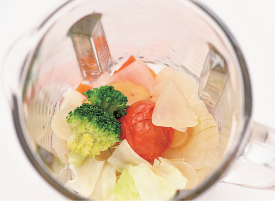 減肥蔬菜湯作法：將食材打碎