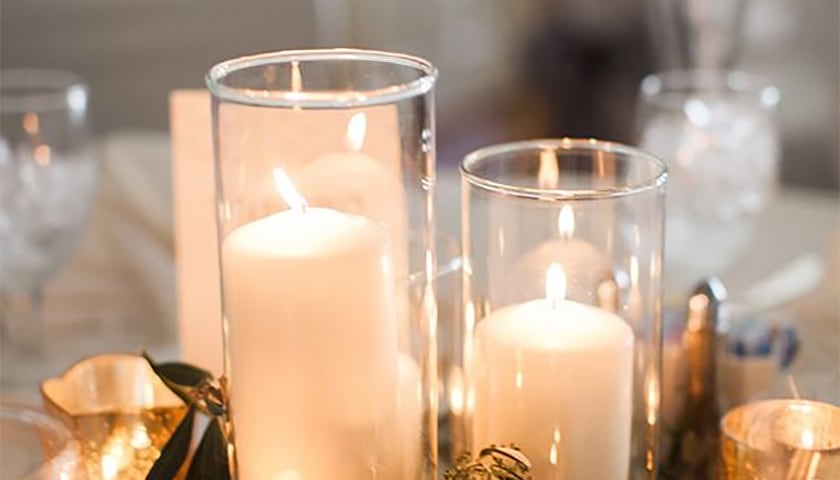 點燃的蠟燭罩上玻璃杯簡約之中也能打造百變質感